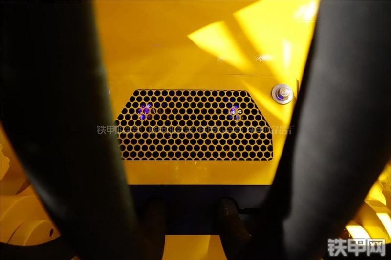 小松PC228USLC-10挖掘机局部