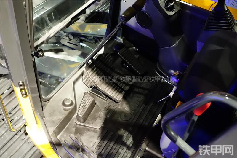 小松PC138USLC-10挖掘机局部