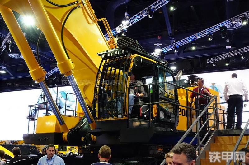 现代L1200-9挖掘机局部