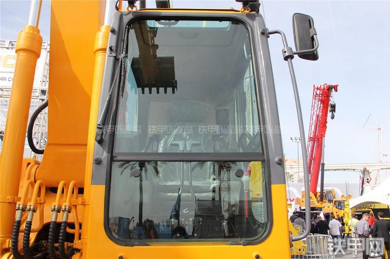 中联重科ZE220E-LC挖掘机局部