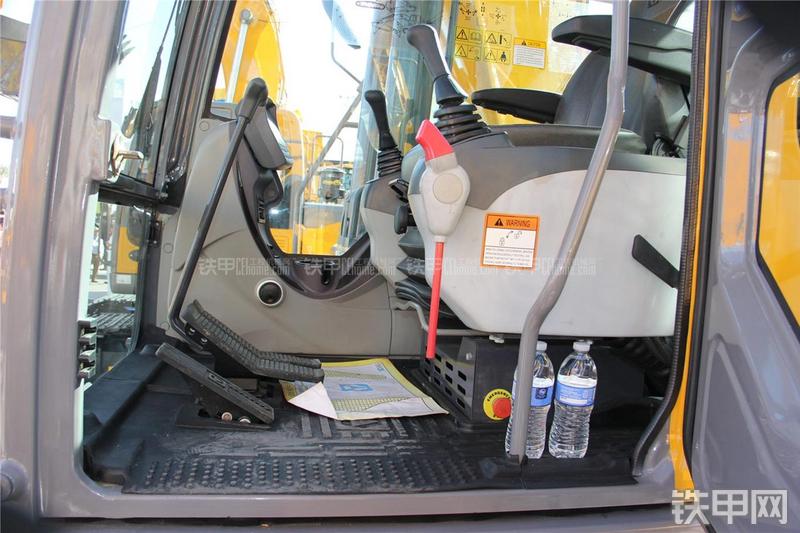 徐工XE240LCU挖掘机局部