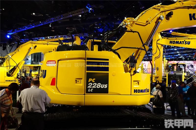 小松PC228USLC-10挖掘机局部