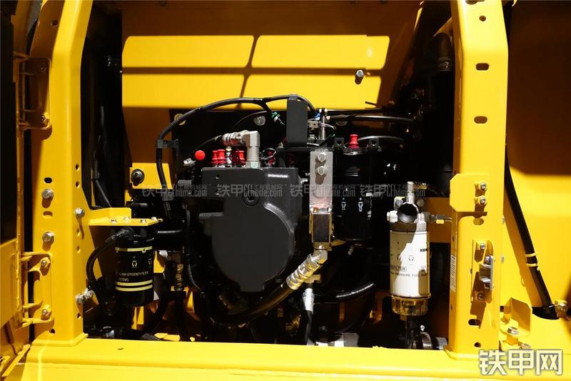 小松HB215LC-2挖掘机局部