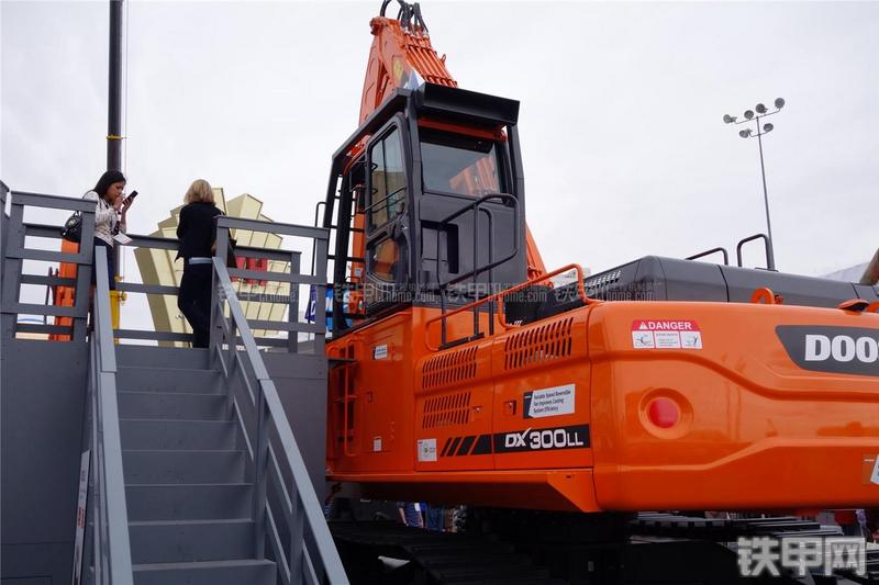 迪万伦DX300LL挖掘机局部