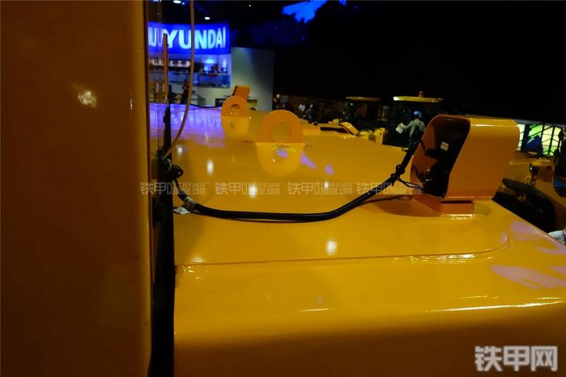 现代L1200-9挖掘机局部