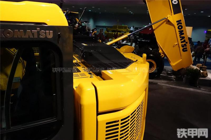 小松PC228USLC-10挖掘机局部