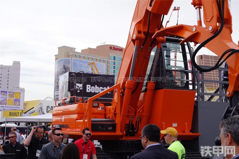 迪万伦DX300LL挖掘机局部