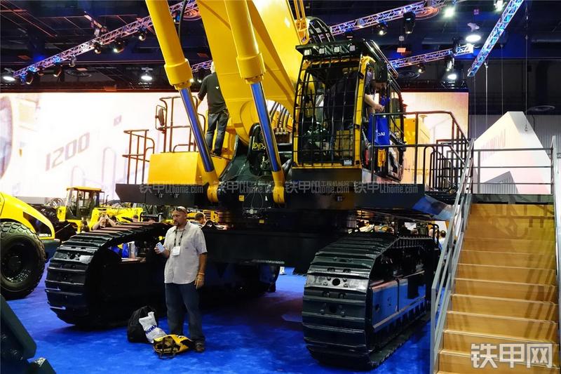 现代L1200-9挖掘机局部
