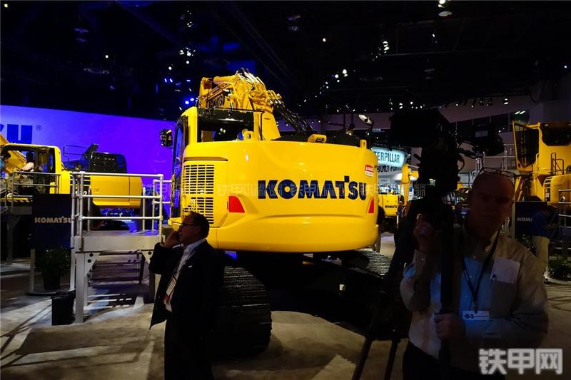 小松PC228USLC-10挖掘机整机外观