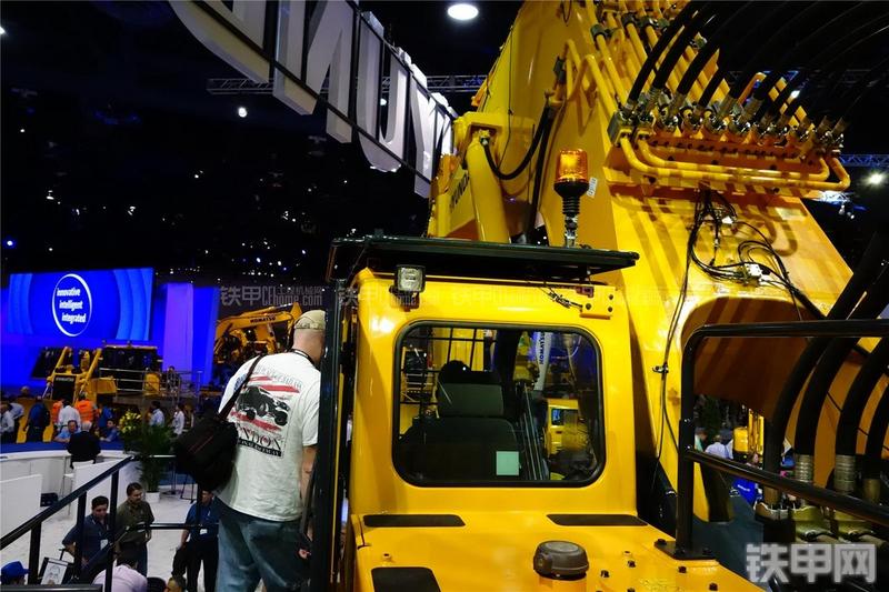 现代L1200-9挖掘机局部