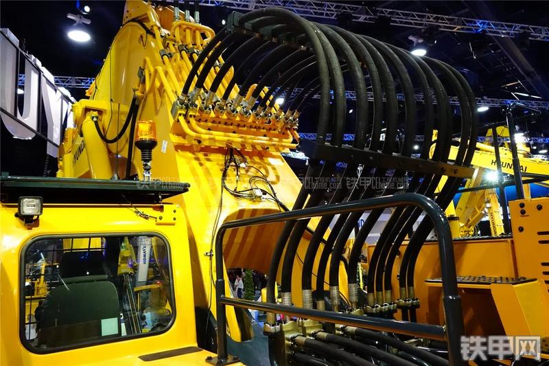 现代L1200-9挖掘机局部