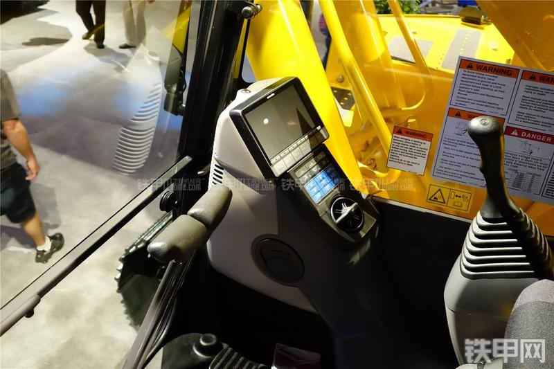 小松PC228USLC-10挖掘机局部