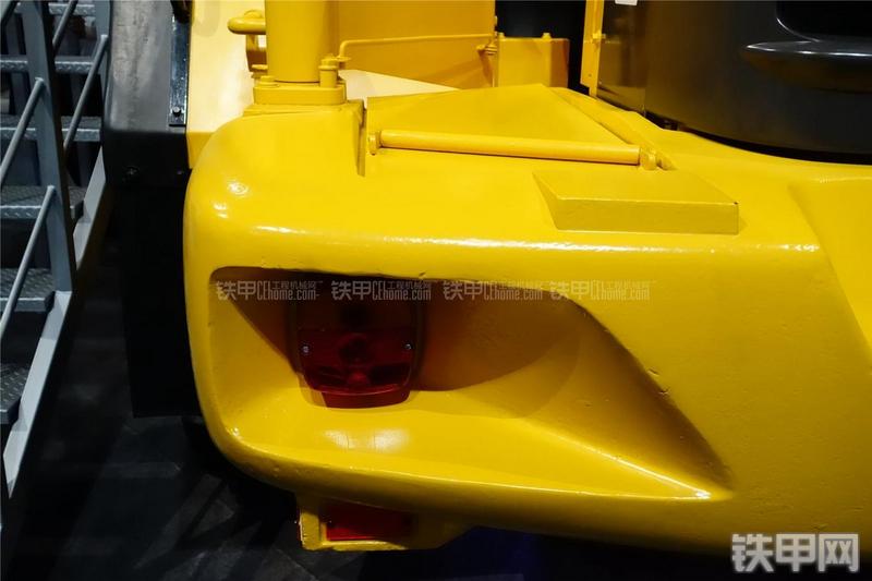 沃尔沃L220E装载机局部