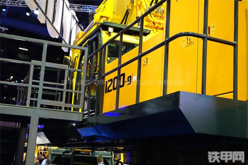 现代L1200-9挖掘机局部