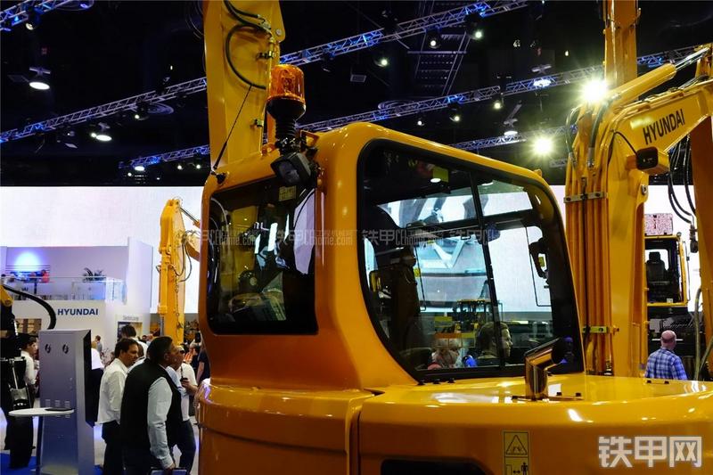 现代R60CR-9A挖掘机局部