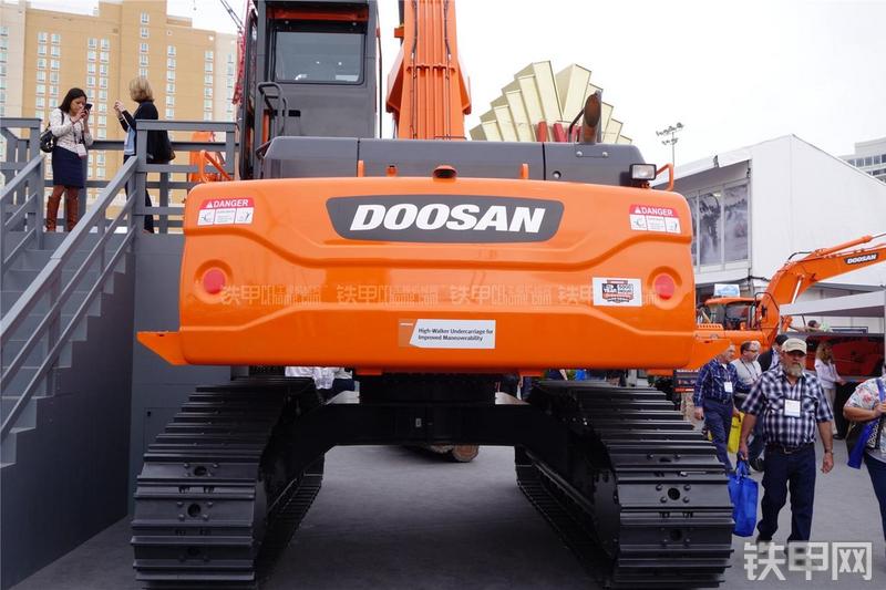 迪万伦DX300LL挖掘机整机外观