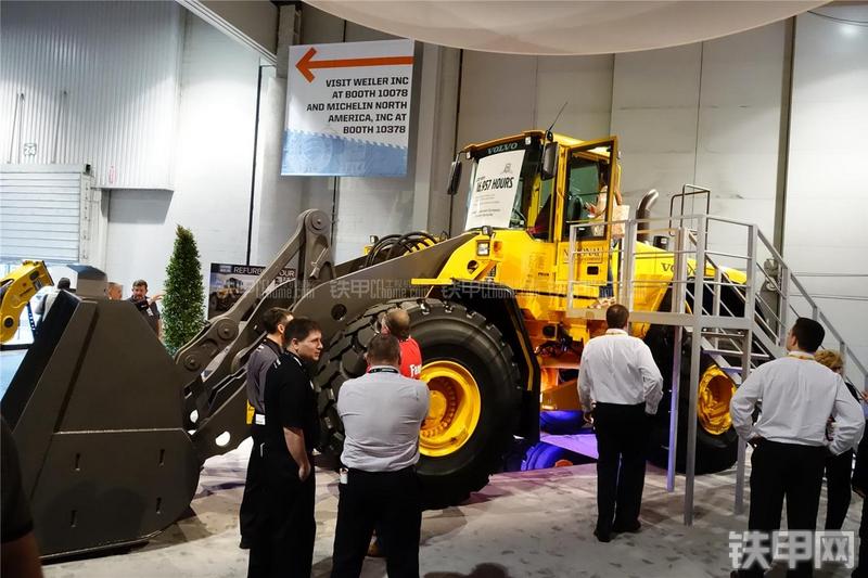 沃尔沃L220E装载机整机外观