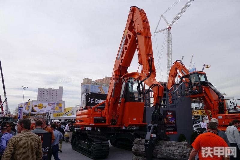 迪万伦DX300LL挖掘机整机外观