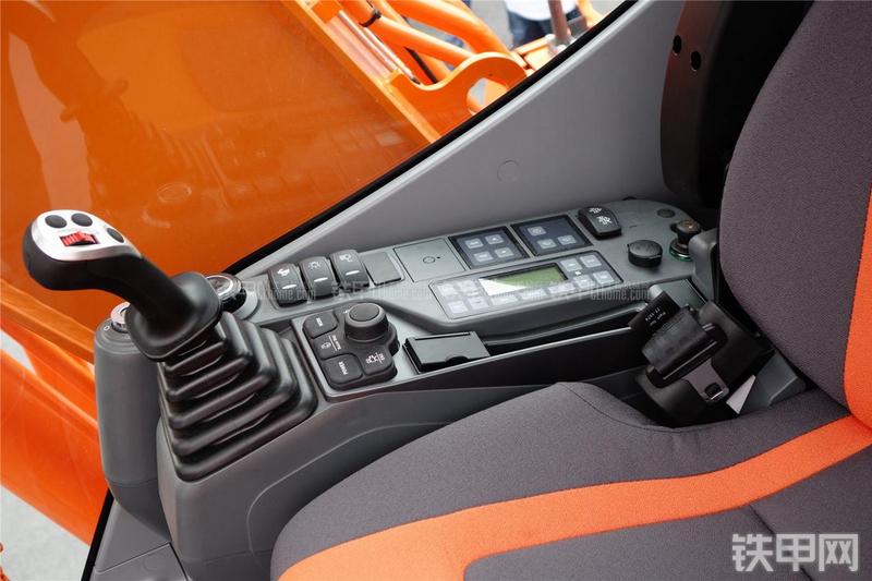 迪万伦DX300LL挖掘机局部