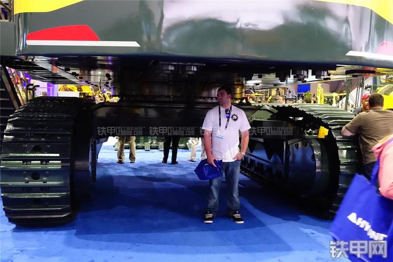 现代L1200-9挖掘机局部