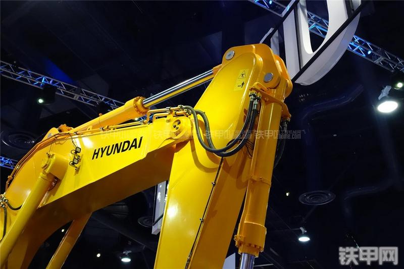 现代L1200-9挖掘机局部