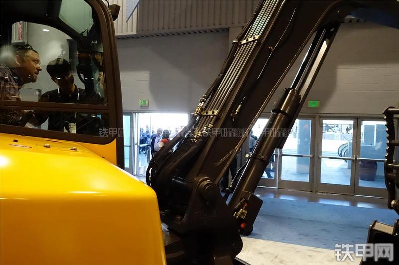 沃尔沃ECR88D挖掘机局部