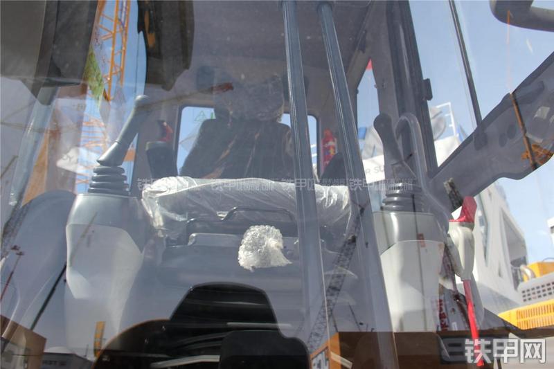 徐工XE210U挖掘机局部