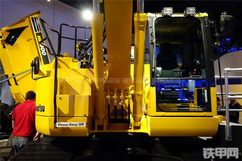 小松PC228USLC-10挖掘机局部