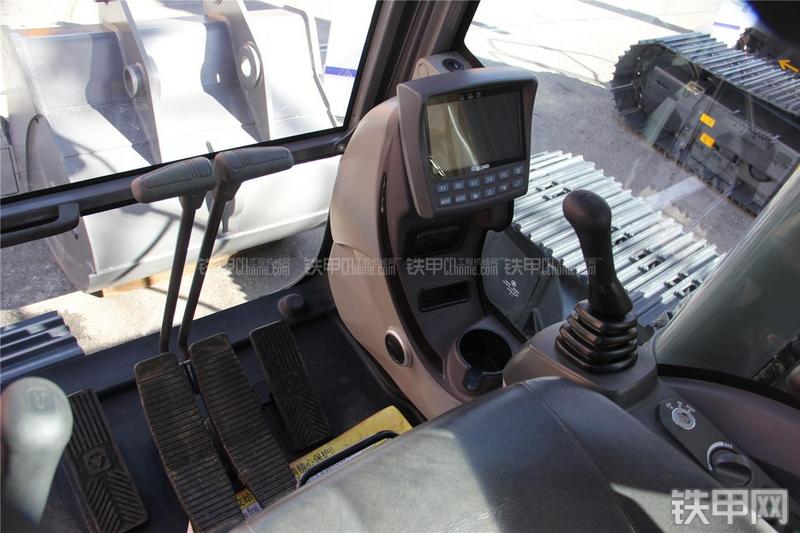 徐工XE240LCU挖掘机局部