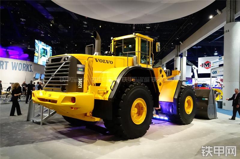 沃尔沃L220E装载机整机外观