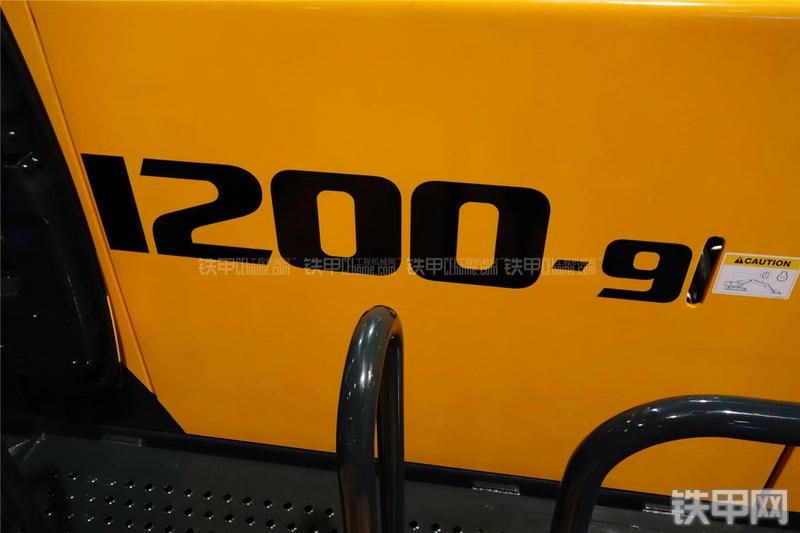 现代L1200-9挖掘机局部