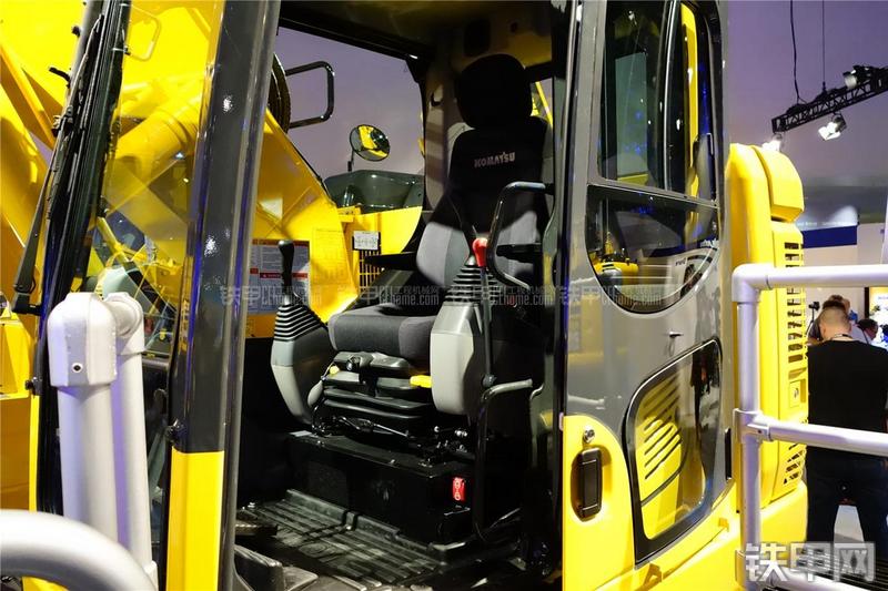 小松PC228USLC-10挖掘机局部