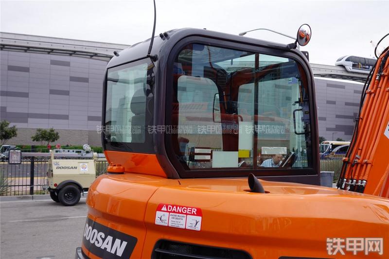 迪万伦DX63-3挖掘机整机外观