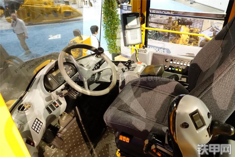 沃尔沃L220E装载机局部