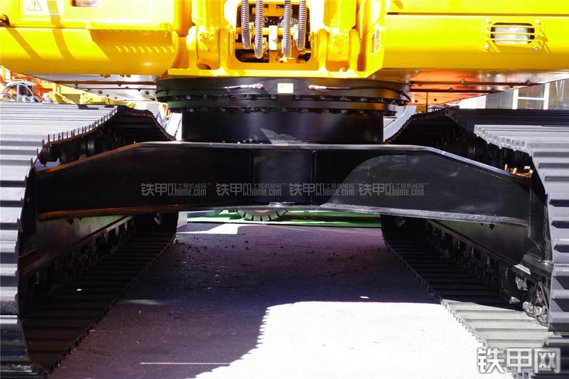 龙工CDM6235挖掘机局部