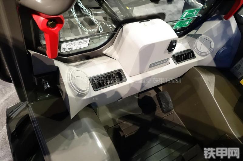 沃尔沃MC70C滑移装载机局部