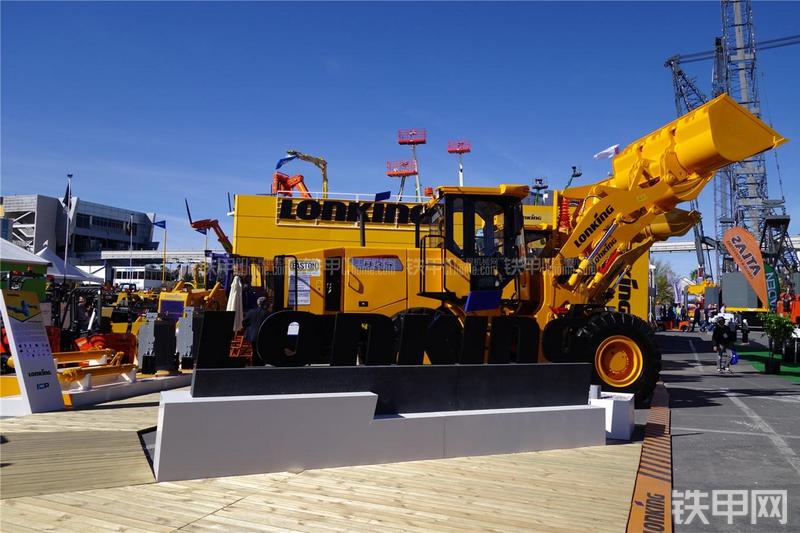 龙工CDM835装载机整机外观