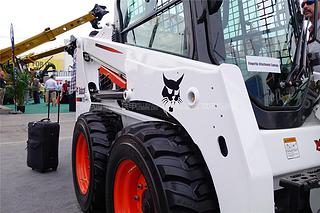 山猫S450滑移装载机局部