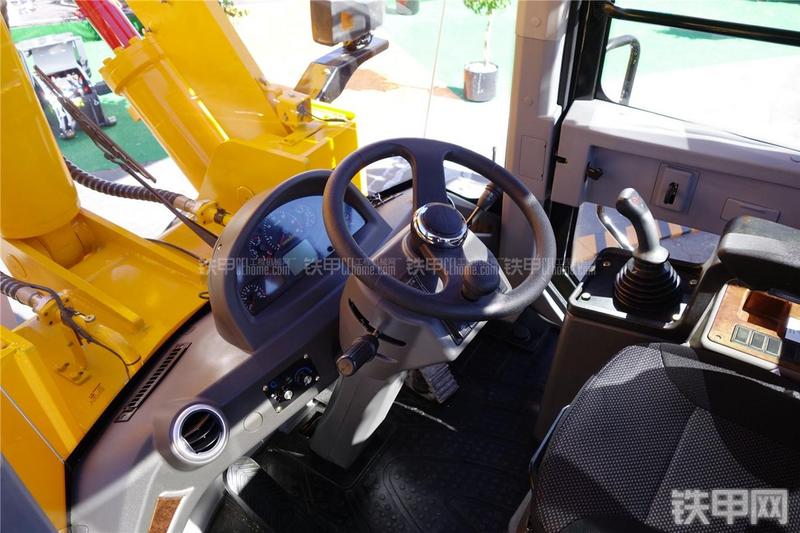 龙工CDM856装载机局部