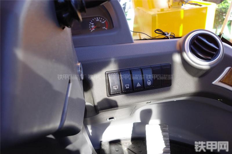 龙工CDM856装载机局部