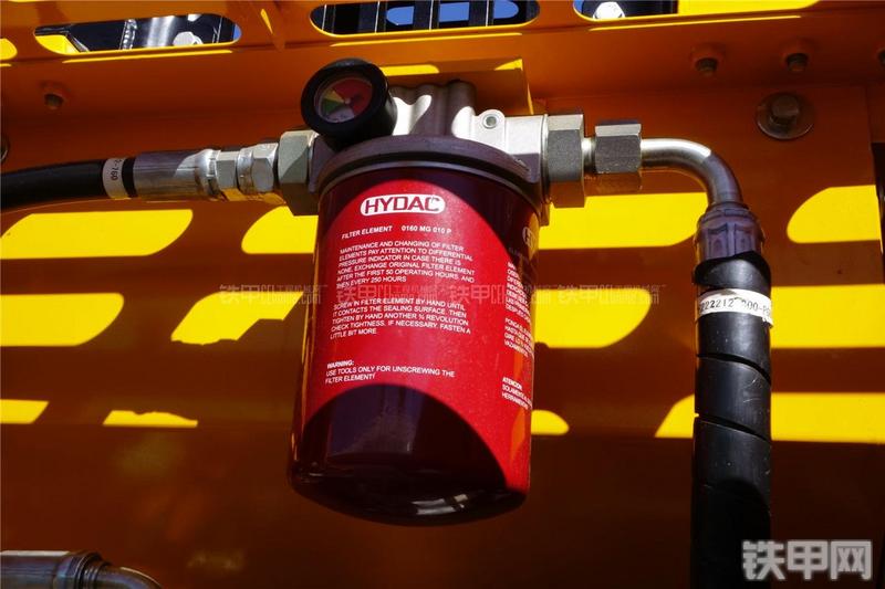 龙工CDM6235挖掘机局部