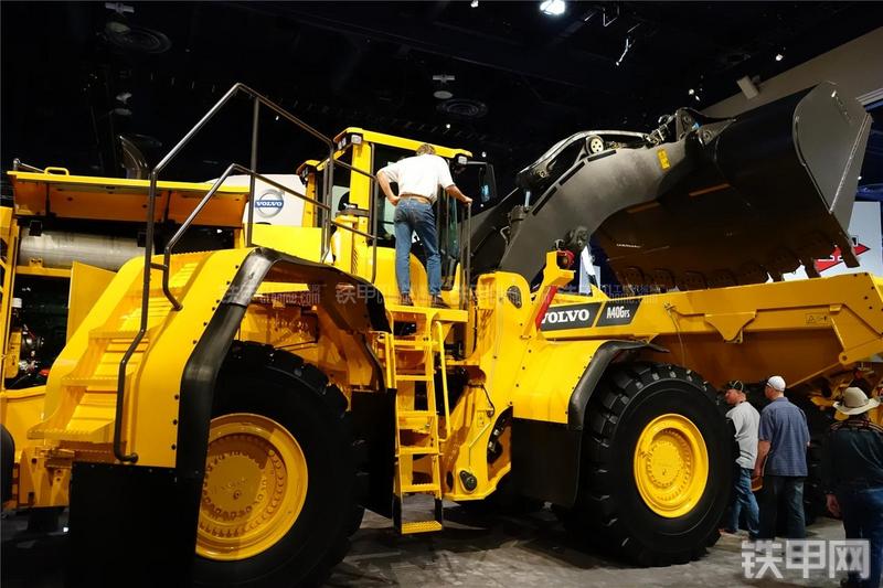 沃尔沃L350F装载机整机外观