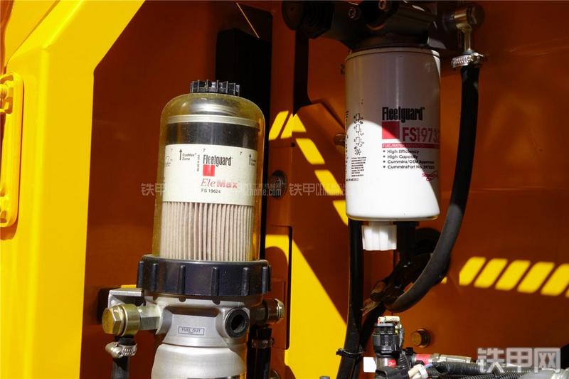 龙工CDM6150挖掘机局部