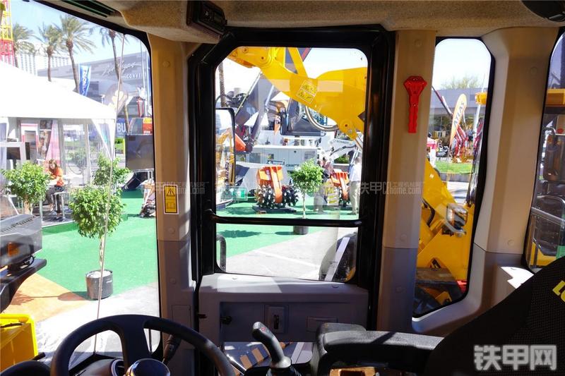 龙工CDM856装载机局部