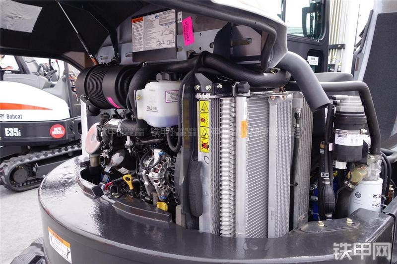 山猫E55挖掘机局部