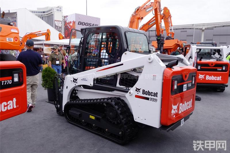 山猫T450滑移装载机整机外观