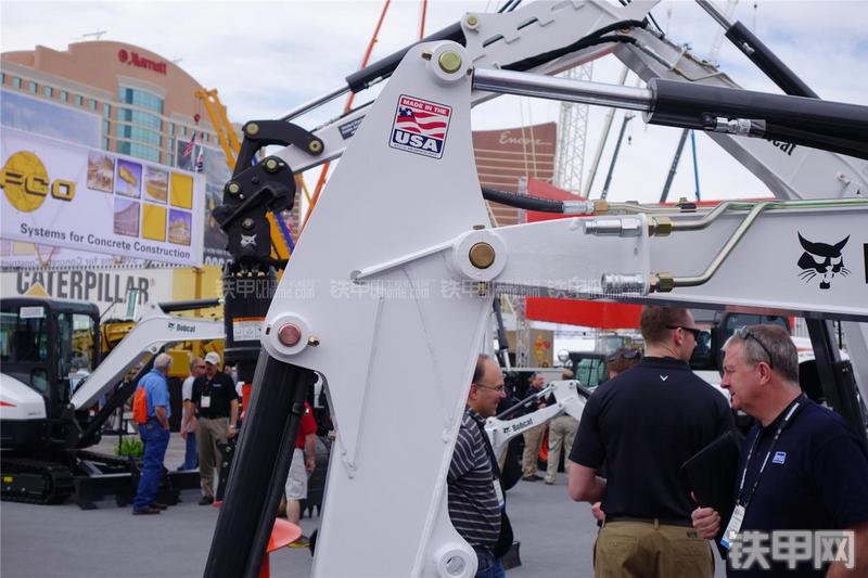 山猫E35i挖掘机局部