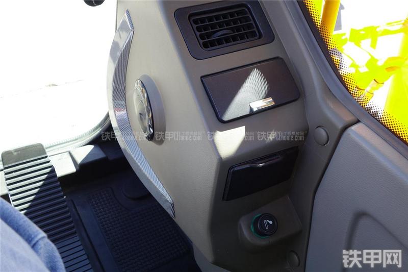 龙工CDM6150挖掘机局部