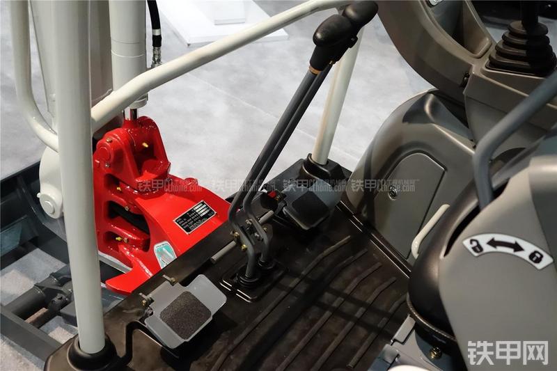 竹内TB216挖掘机局部