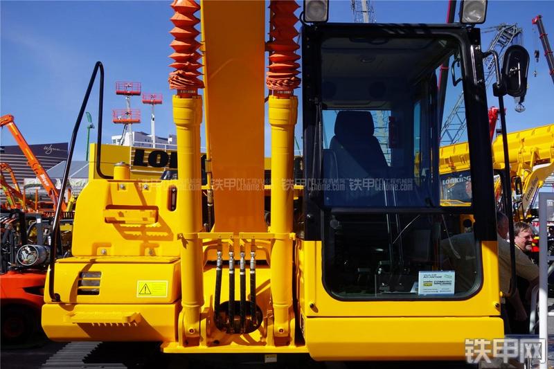 龙工CDM6150挖掘机局部